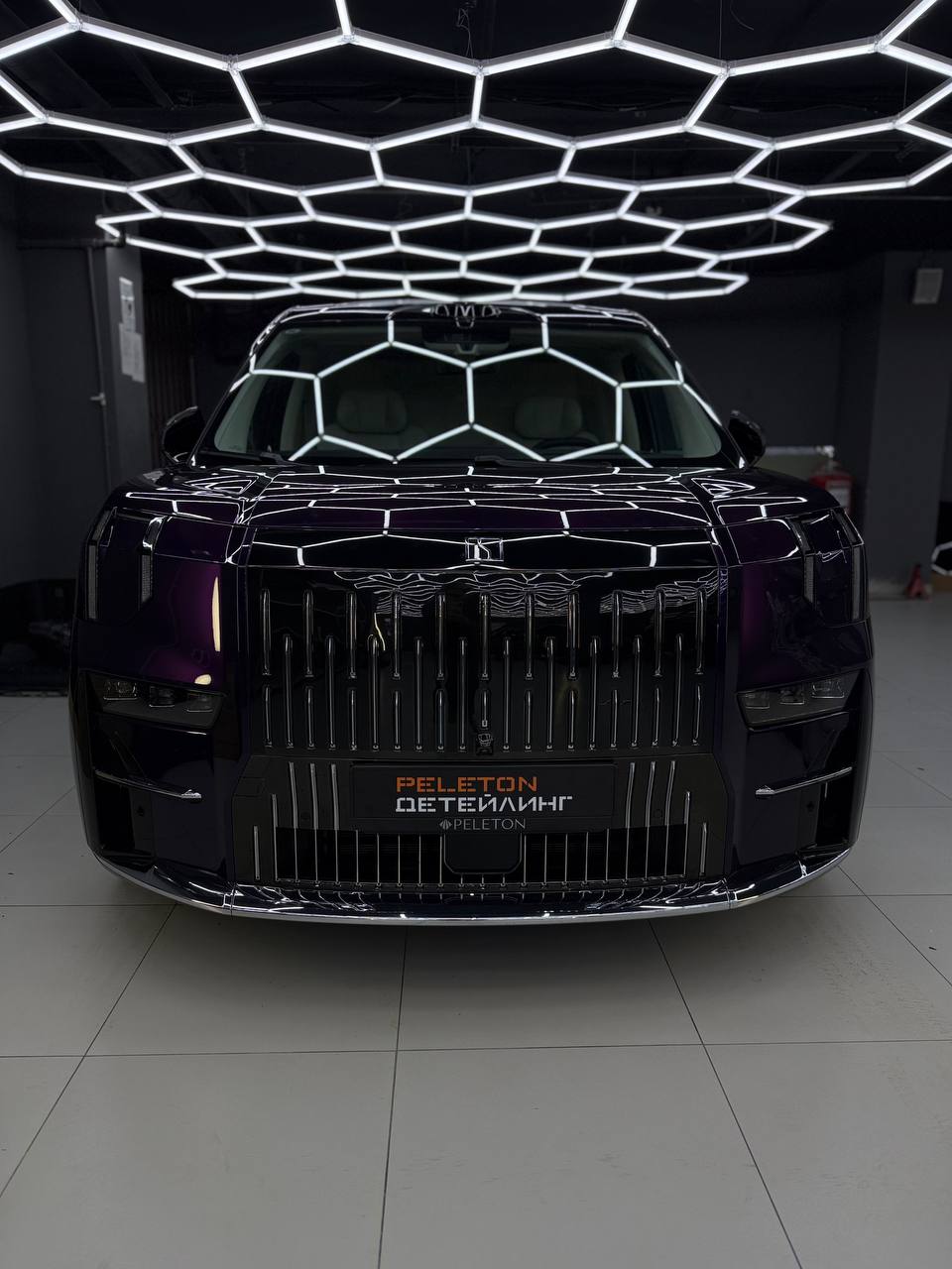 Оклейка Zeekr 009 в Metallic Midnight Purple: из черного - в глубокий пурпур